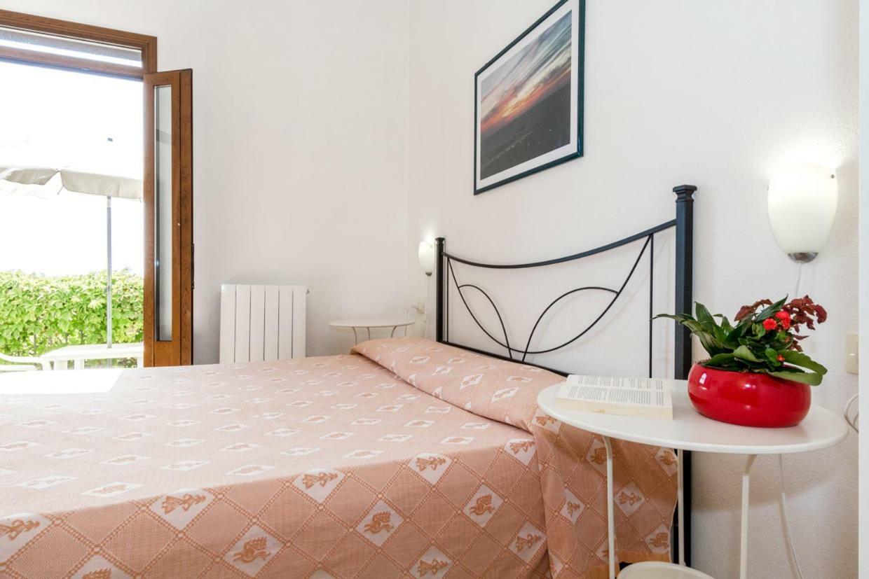 Mare Lughente Bed & Breakfast S'archittu Bagian luar foto