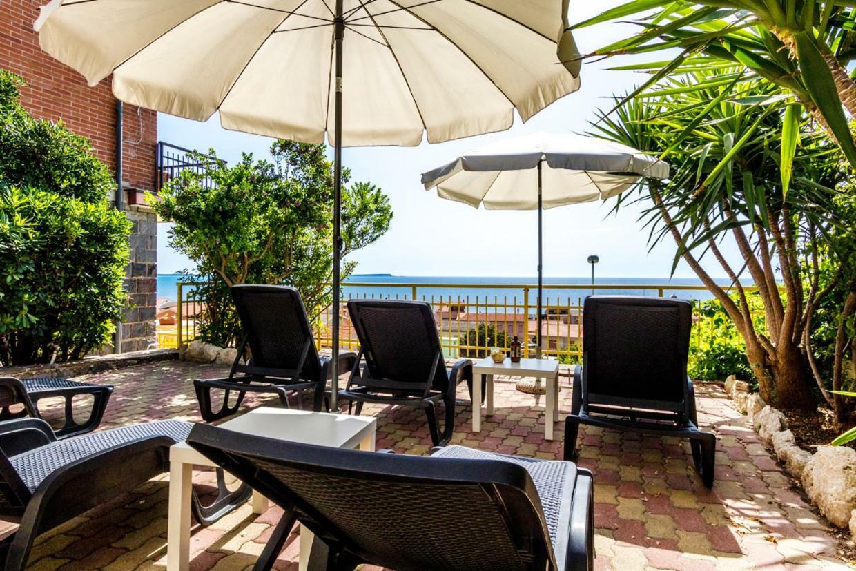 Mare Lughente Bed & Breakfast S'archittu Bagian luar foto
