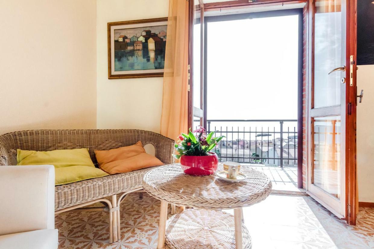 Mare Lughente Bed & Breakfast S'archittu Bagian luar foto